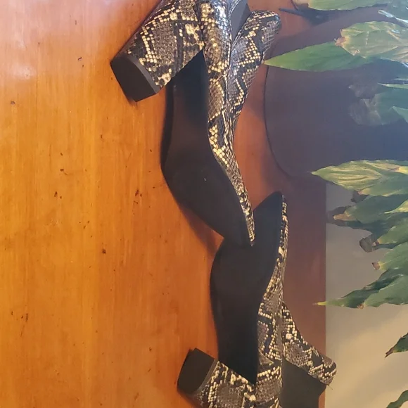 Steve Madden mid calf snakeskin print booties like new 💥💥💥 - Picture 3 of 6